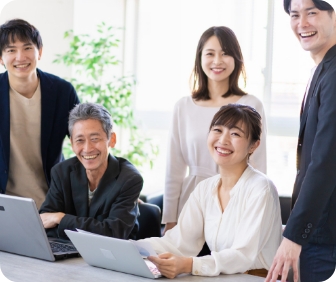 複数人の社会人が笑顔で学んでいる画像