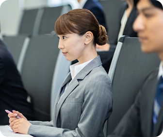 オフィスで働く女性の横顔の画像