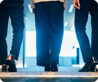オフィスの廊下を歩く社会人の画像